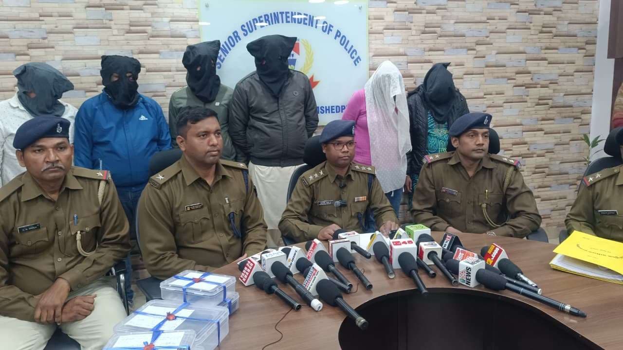 Jamshedpur News : एमजीएम : हथियार व गोली के साथ गिरफ्तार अमरनाथ सिंह गिरोह के चार अपराधी व दो महिलाएं भेजीं गयीं जेल