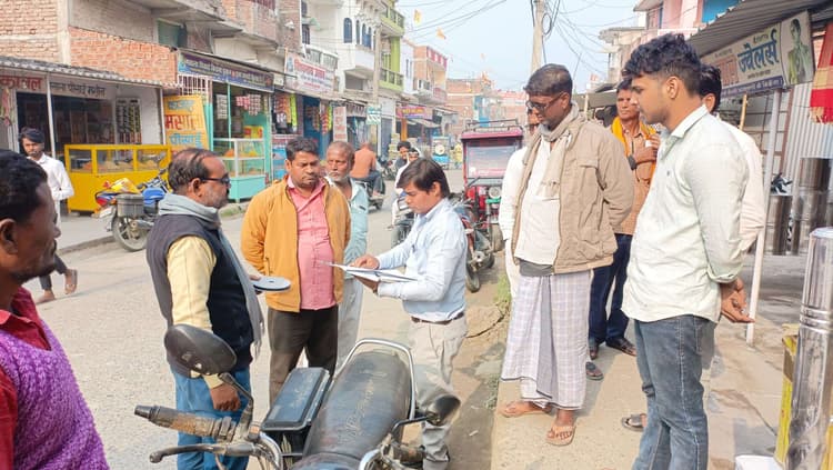 लाइन बाजार में बुलडोजर एक्शन की तैयारी, सड़क पर उतरे अधिकारी