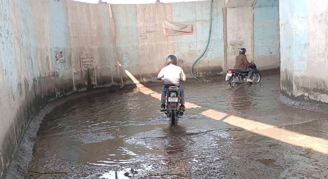 बरगछिया रेलवे अंडरपास से गुजरने पर छोटी गाड़ी लेकर आने-जाने से खतरा