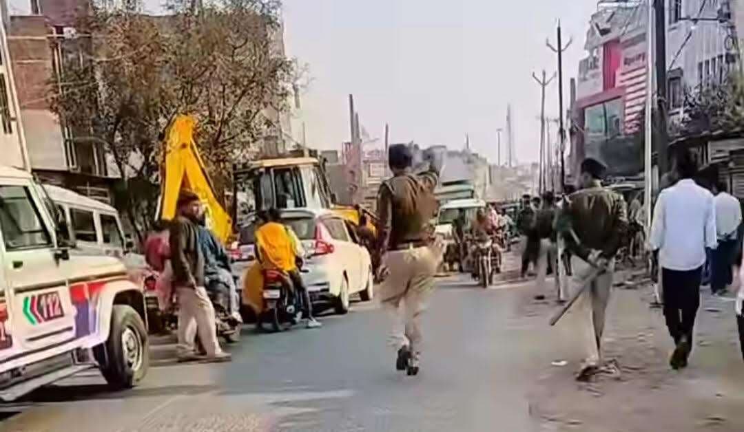 मीरगंज में दूसरे दिन भी चलाया गया अतिक्रमण पर बुलडोजर