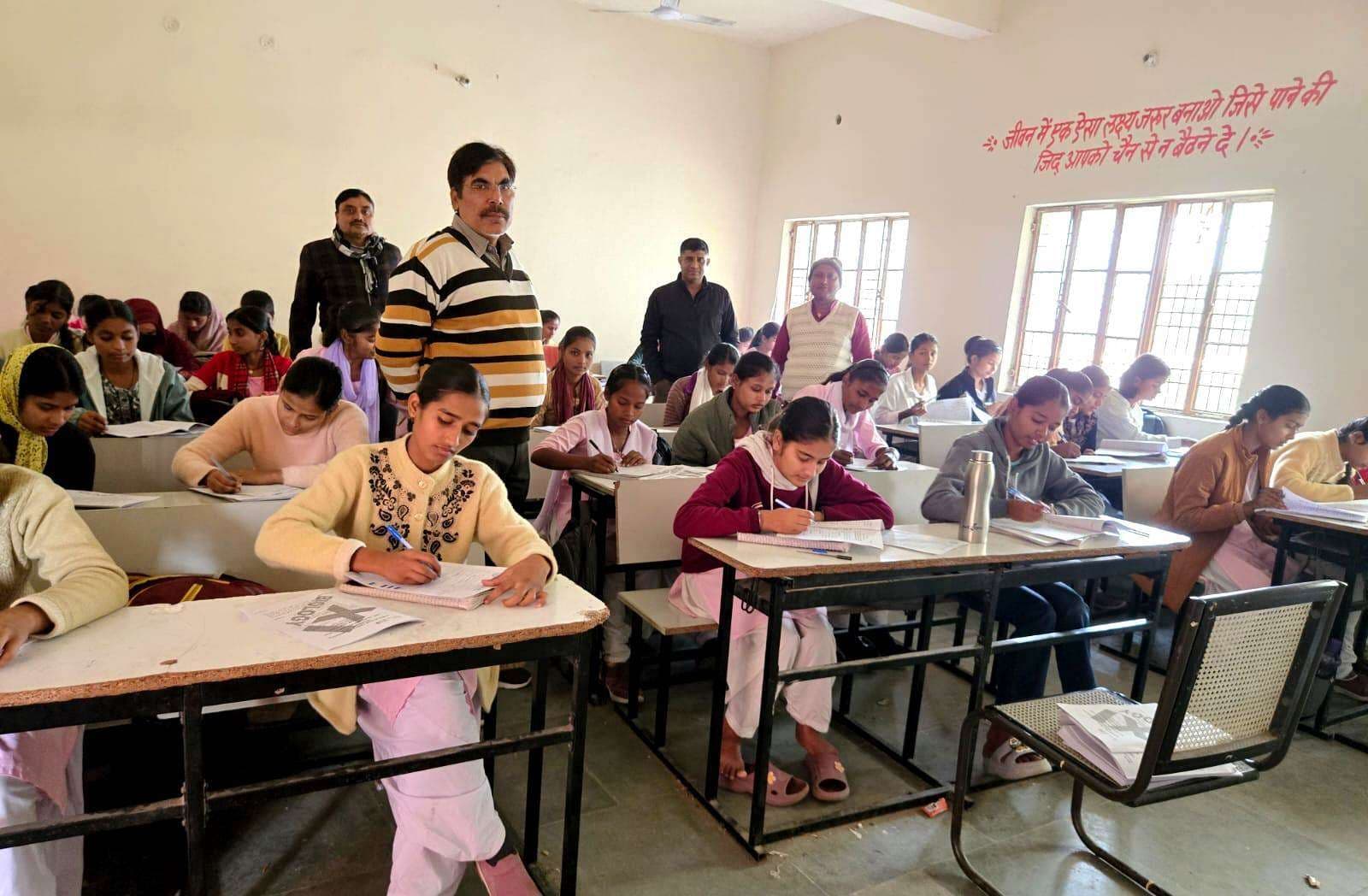 11वीं परीक्षा को लेकर केंद्राधीक्षक व परीक्षा नियंत्रक ने किया निरीक्षण