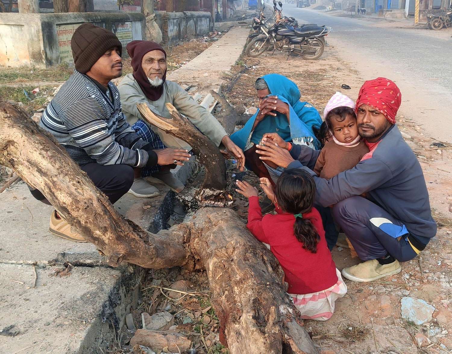 ठंड ने लोगों का जीना किया मुहाल, अब तक कंबल वितरण नहीं