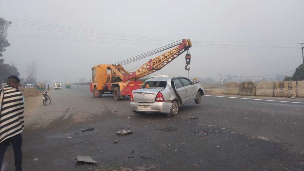 एनएच-19 पर डिवाइडर से टकराकर शराब से भरी कार पलटी, तस्कर फरार