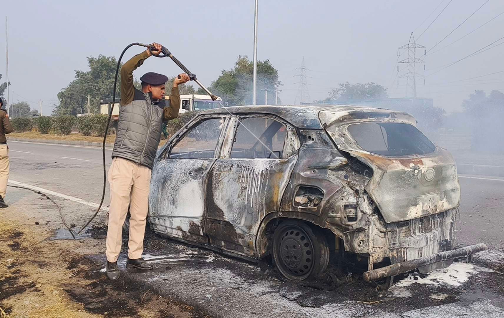 तेज आवाज के साथ सीएनजी कार में विस्फोट के बाद लगी आग
