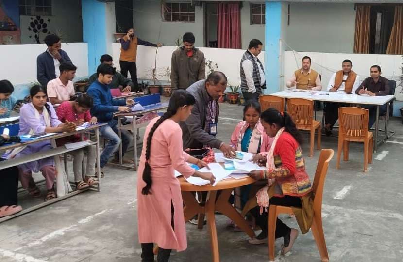 डीएलएड में नामांकन के लिए अभ्यर्थियों का लगा जमावड़ा