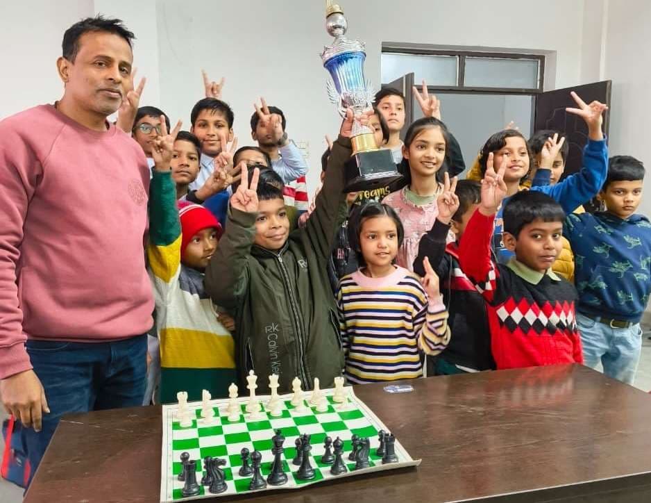 मासिक शतरंज प्रतियोगिता में आर्यन बने चैम्पियन