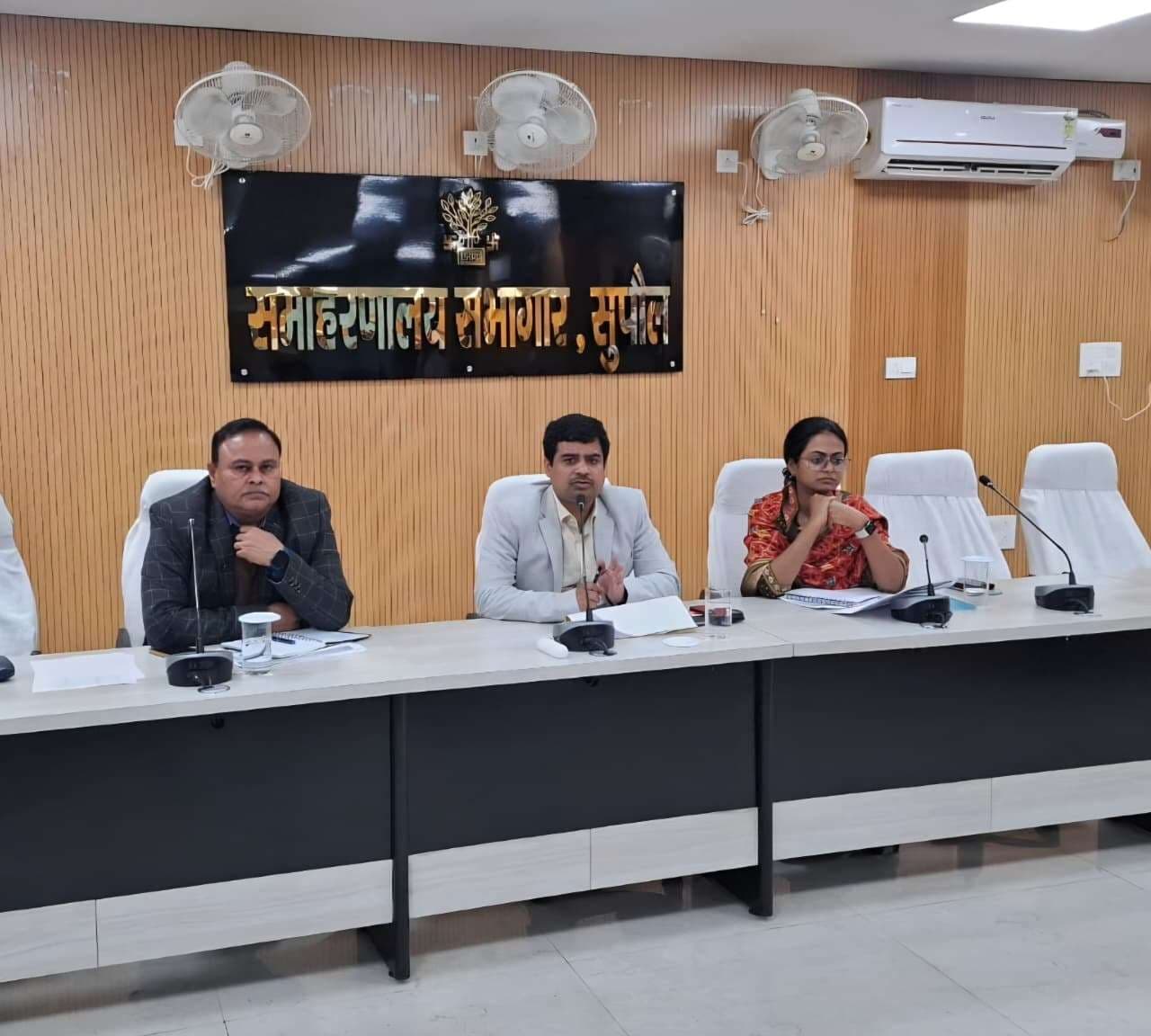 पंचायत सरकार भवन निर्माण में लापरवाही पर डीएम सख्त, शेष कार्य में तेजी के निर्देश