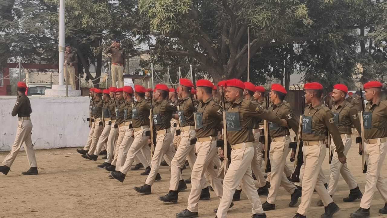 एसपी ने प्रशिक्षु सिपाहियों के परेड का किया भौतिक निरीक्षण
