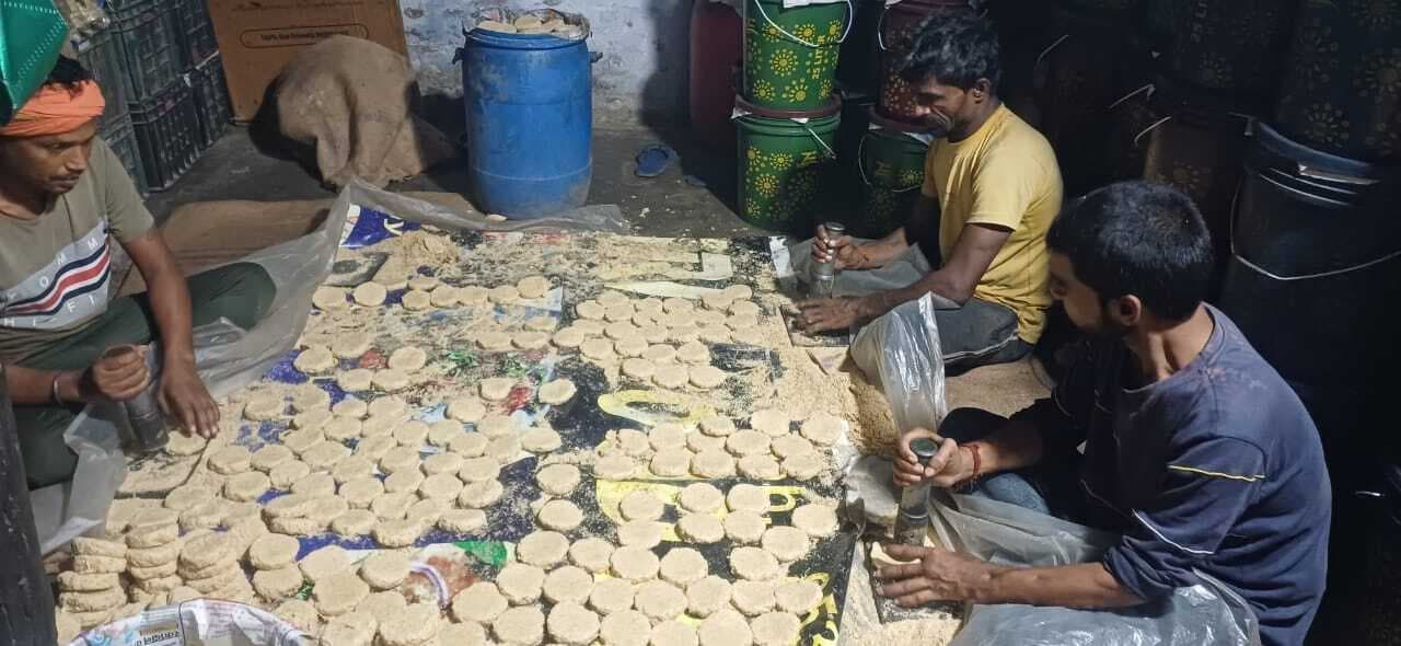 तिलकुट की सोंधी खुशबू से महक उठा बाजार, लाखों का हो रहा कारोबार