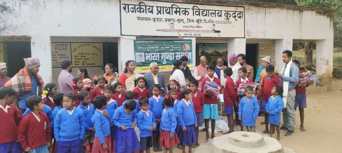 शहीद गया मुंडा के गांव एटकेडीह में गर्म कपड़ा का वितरण