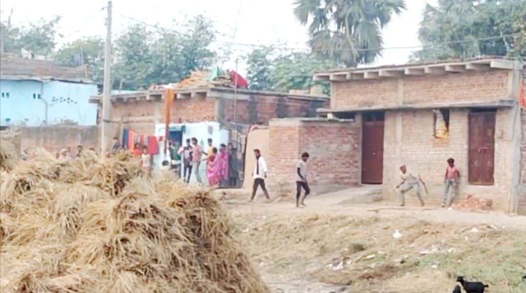 आपसी विवाद को लेकर दो पक्षों में बढ़ा तनाव, तो हुआ पथराव