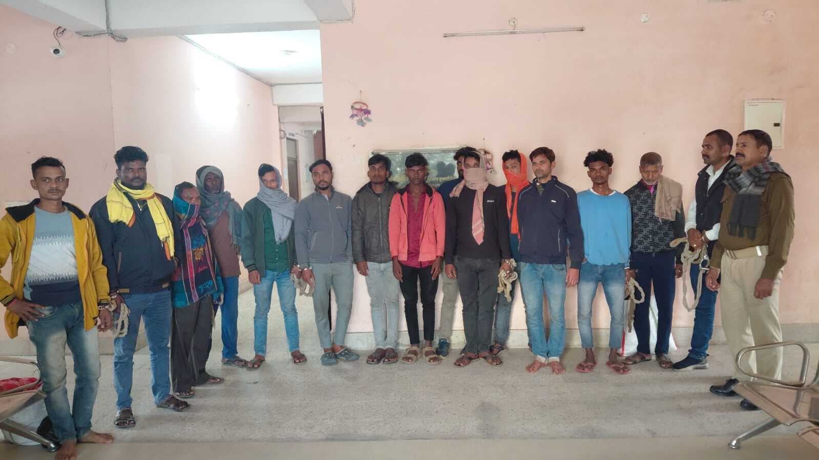 आधा दर्जन शराब तस्कर व आठ शराबी गिरफ्तार