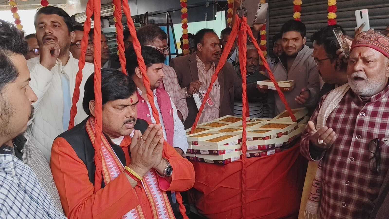 विधायक मिथिलेश तिवारी का भोरे में हुआ भव्य स्वागत, समर्थकों ने लड्डू से तौला