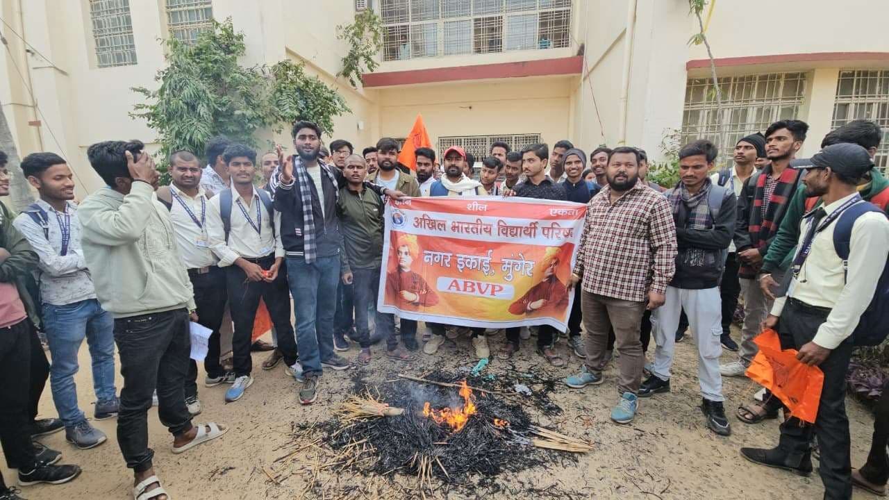 परीक्षा फीस कम करने की मांग को लेकर जारी रहा छात्रों का प्रदर्शन, कॉलेजों में कक्षाएं प्रभावित