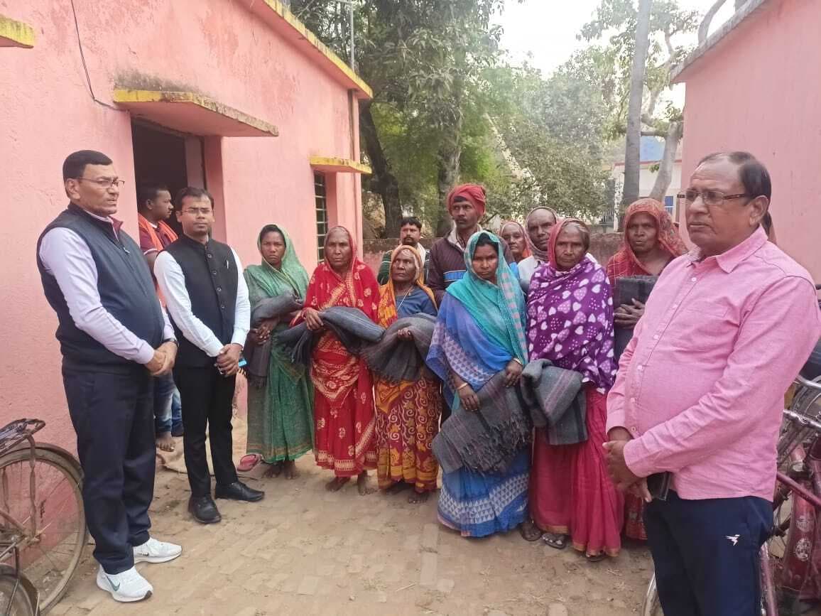 जरूरत मंदों के बीच बीडीओ ने किया कंबल वितरण