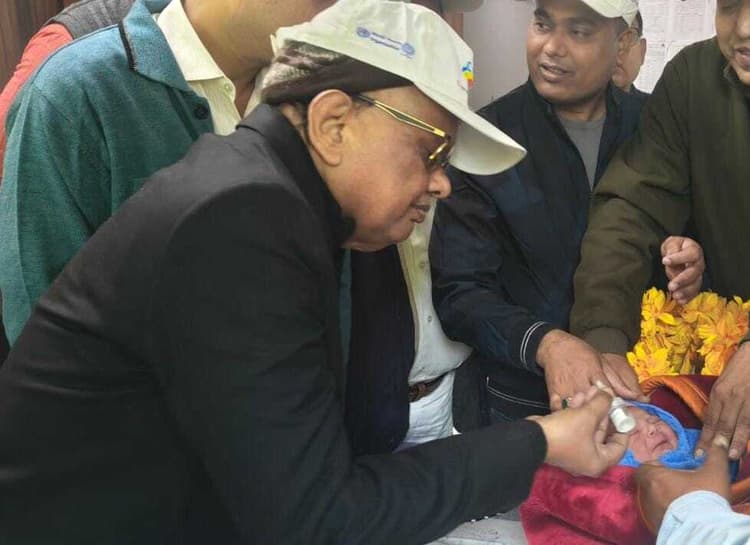बच्चे को पोलिया की खुराक पिला सिविल सर्जन ने किया पांच दिवसीय पोलियो अभियान का शुभारंभ
