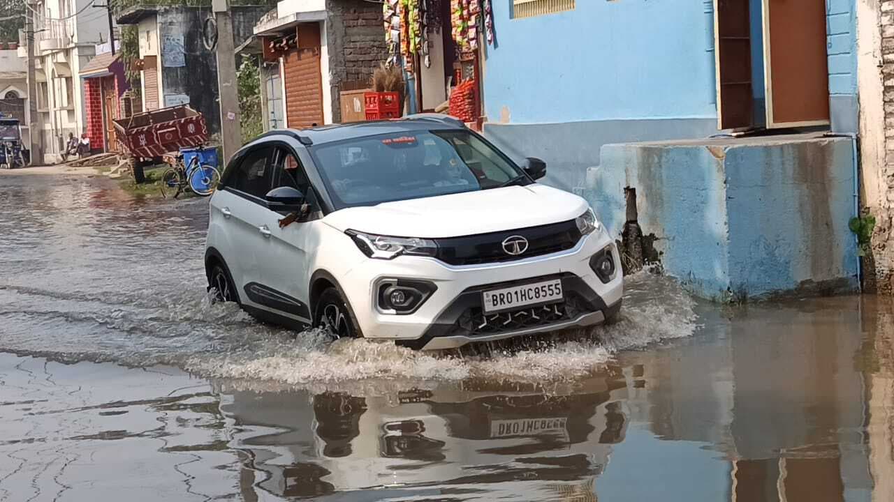 नप ईओ व सीओ ने जलजमाव प्रभावित स्थलों का किया निरीक्षण