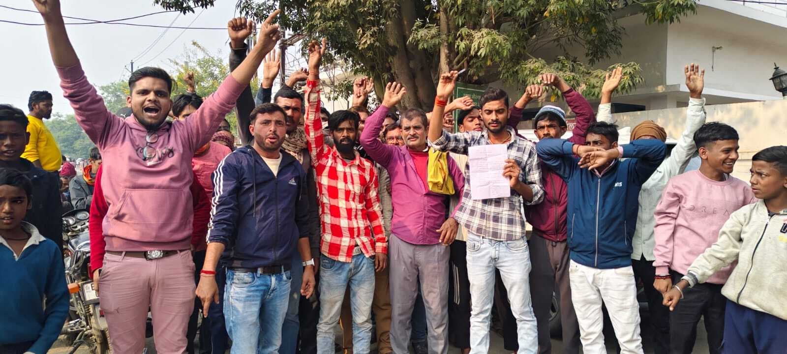 बुलडोजर कार्रवाई के खिलाफ प्रदर्शन, दुकान लगाने के लिए मांगी जगह