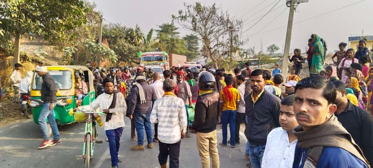 पैदल जा रहे युवक की सड़क दुर्घटना में मौत, हाइवा ट्रक की चपेट में आने से युवक की गयी जान