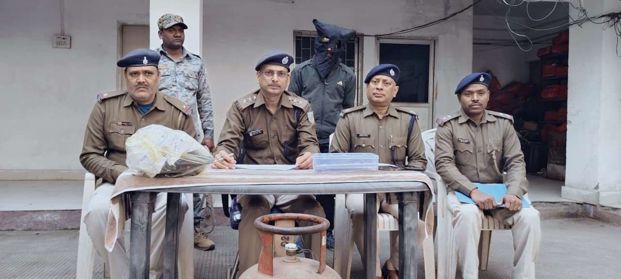 Deoghar news <bha>;</bha> स्कूल से हुई चोरी में रसोइया के बेटे को नगर पुलिस ने किया गिरफ्तार