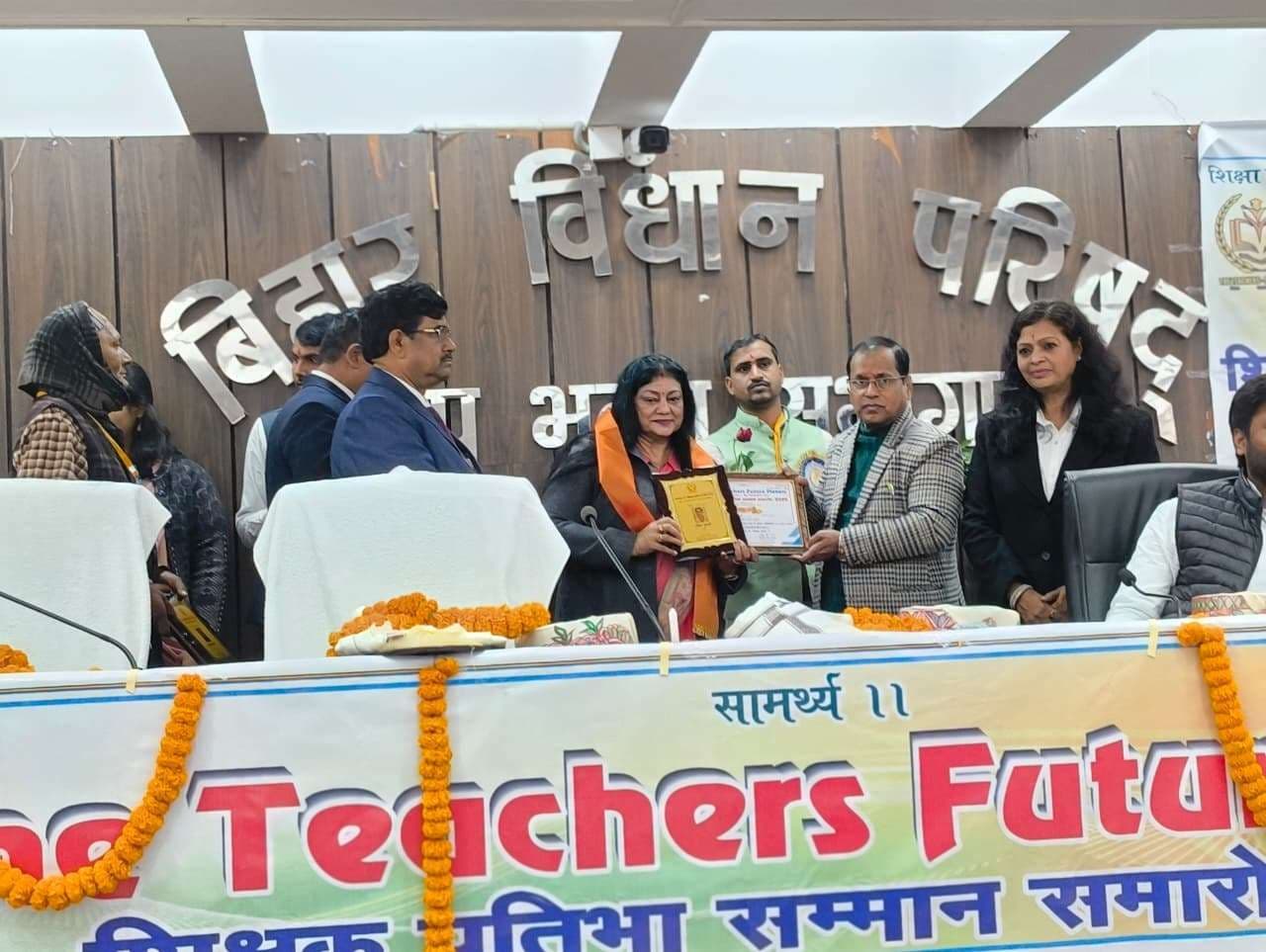 स्नेहलता द्विवेदी शिक्षा के क्षेत्र में विशिष्ट योगदान के लिए सम्मानित