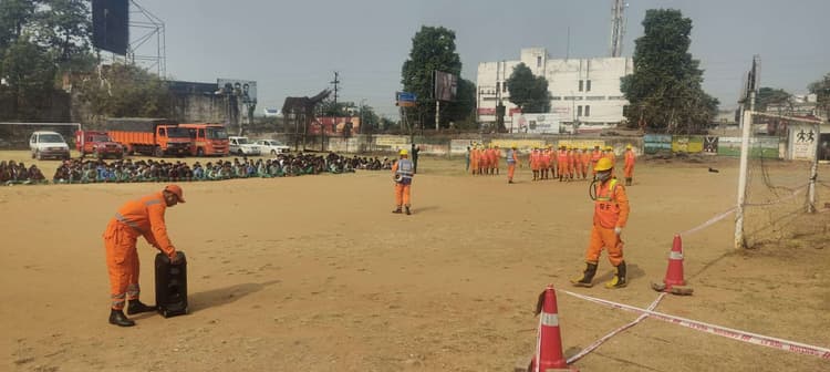 Deoghar news : मॉक ड्रिल के जरिये भूकंप, बाढ़ व वज्रपात से बचाव की दी जानकारी