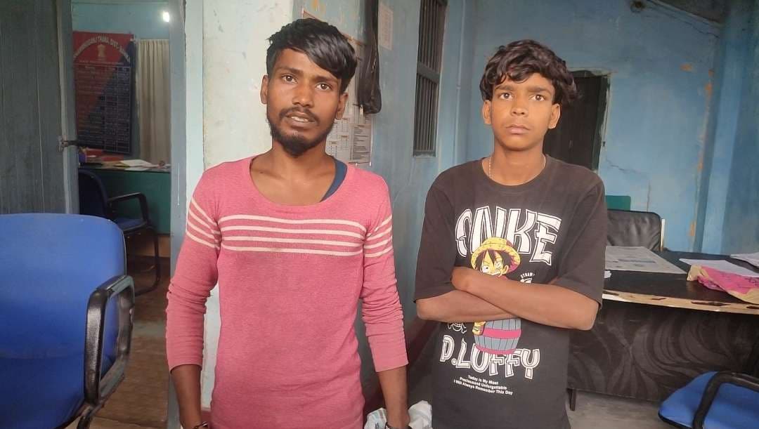 तिलडीहा मंदिर में चोरी के शक में दो युवकों को श्रद्धालुओं ने पकड़कर किया पुलिस के हवाले