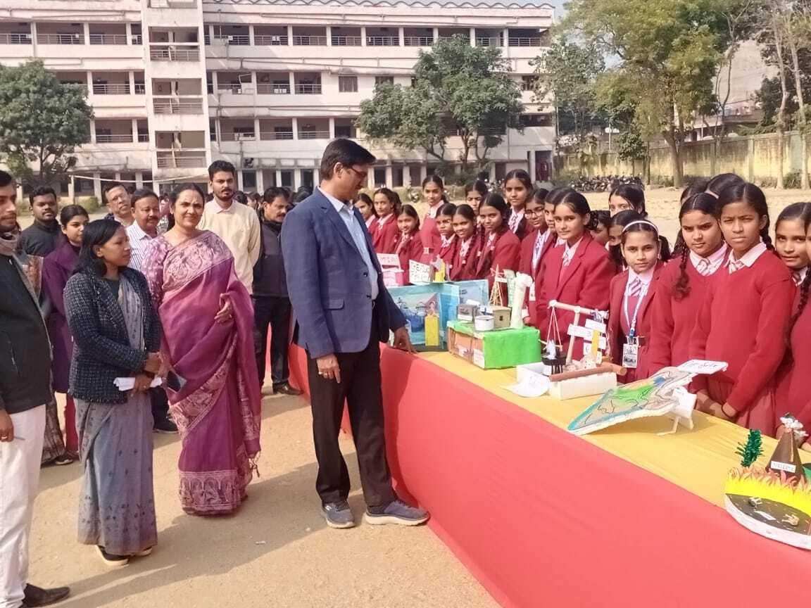 विज्ञान प्रदर्शनी में छात्रों ने पेश किये मॉडल