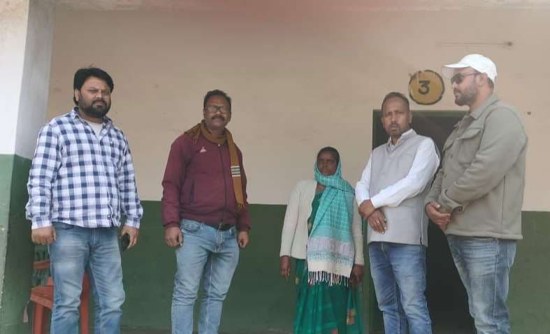 विद्यालय की समस्याओं से विधायक को करवाया अवगत