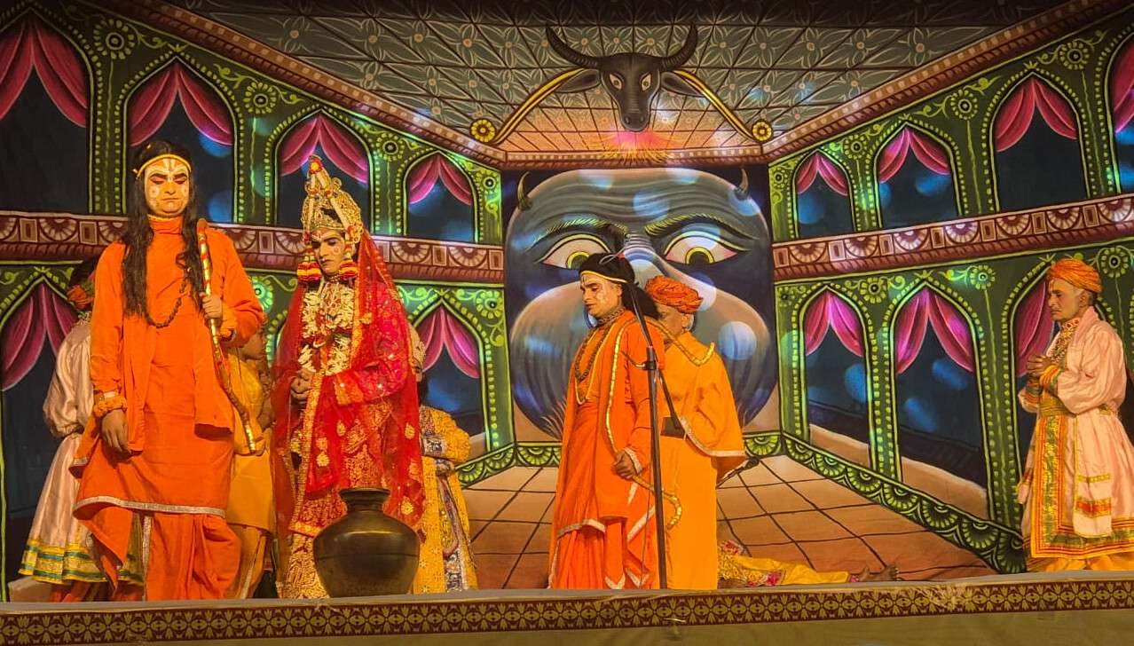 रामलीला के प्रसंगों को देख भावुक हुए भक्त