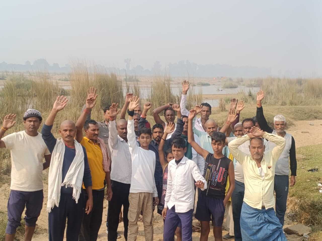 मौरा बालू घाट को बंद करने की मांग पर अड़े किसान