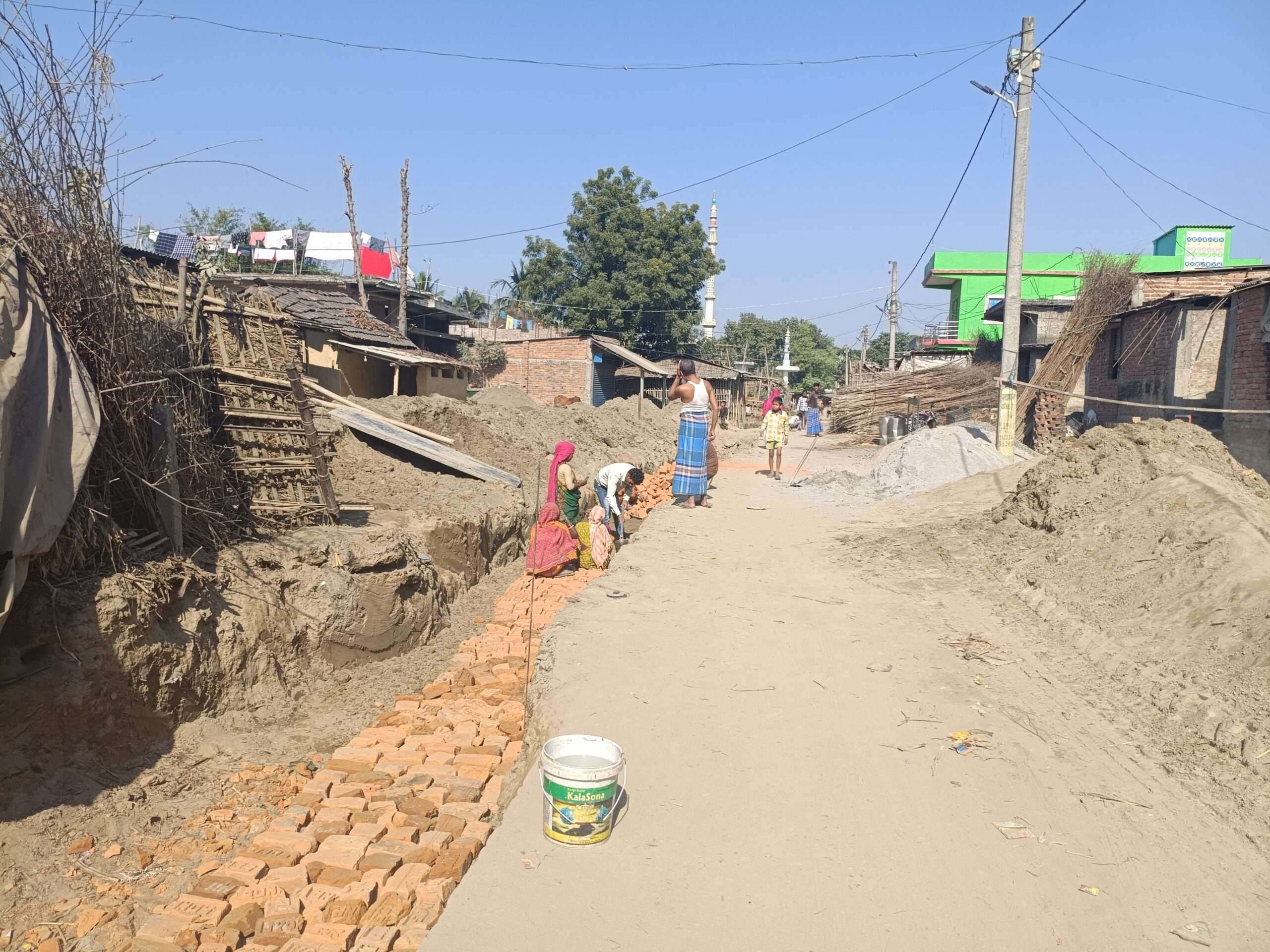 नाला के निर्माण में हो रहा घटिया सामग्री का प्रयोग, प्रशासन मौन