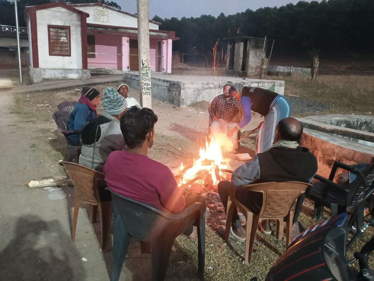 Giridih News: फंड आवंटन व डीसी के निर्देश के बाद भी बेंगाबाद में अलाव की व्यवस्था नहीं
