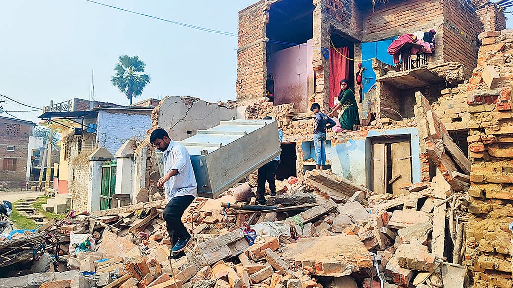 Buxar News : शहर में नाला निर्माण के दौरान दो मंजिला मकान ध्वस्त, गरीब परिवार सड़क पर