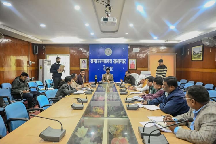 Deoghar News : लंबित म्यूटेशन और आवेदनों का शत-प्रतिशत निष्पादन करें : डीसी