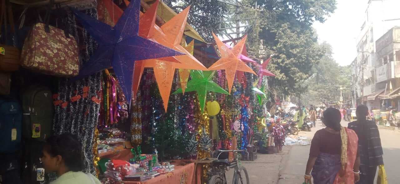 Chaibasa News : बाजारों में गूंज रही जिंगल बेल बच्चों में सांता बनने की लगी होड़