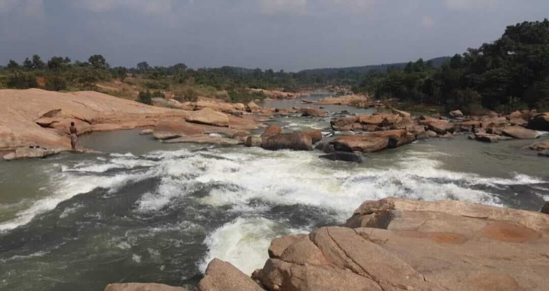 Chaibasa News : मृग सिंघा में प्रकृति का अद्भुत संगम, चट्टानों से फूटती है अमृतधारा