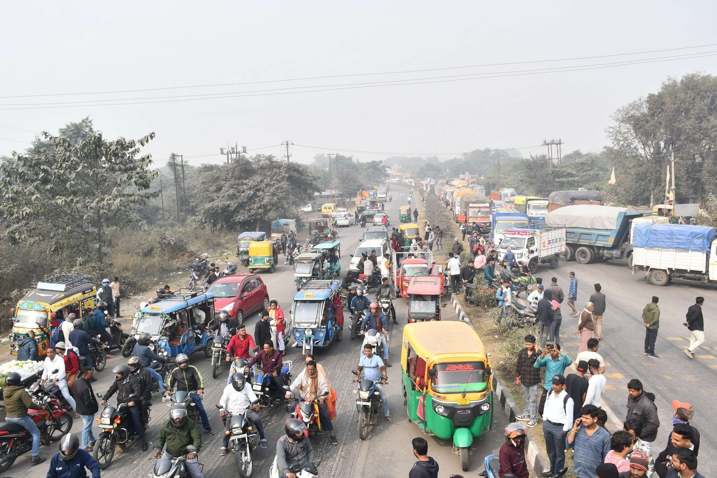Bokaro News : घंटों जाम रहा नया मोड़ बिरसा चौक व आइटीआइ मोड़, आत्मदाह का प्रयास