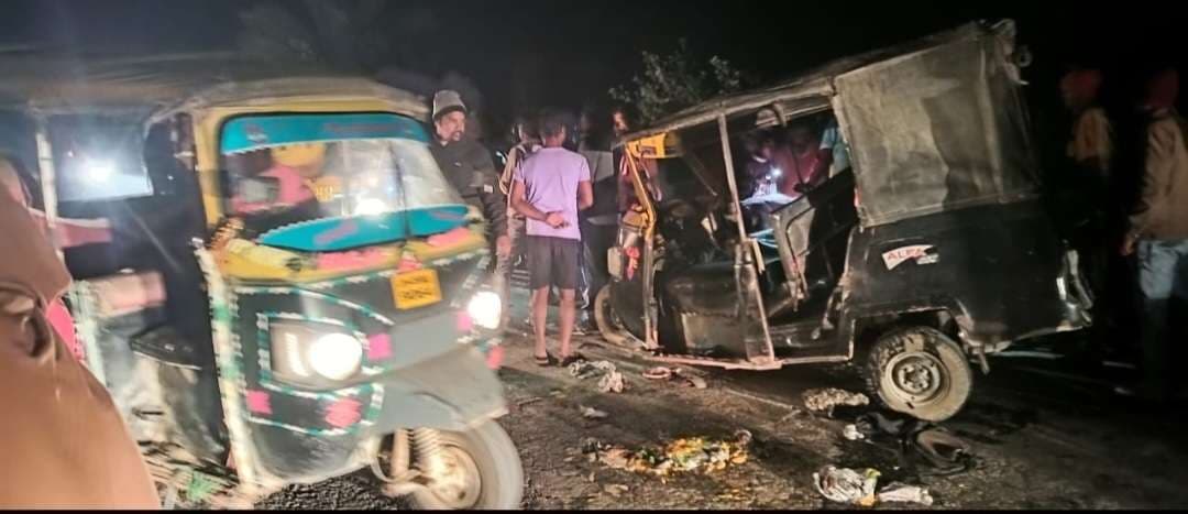 Chaibasa News : आनंदपुर में बोलेरो व टेंपो में सीधी भिड़ंत, महिला समेत दो गंभीर