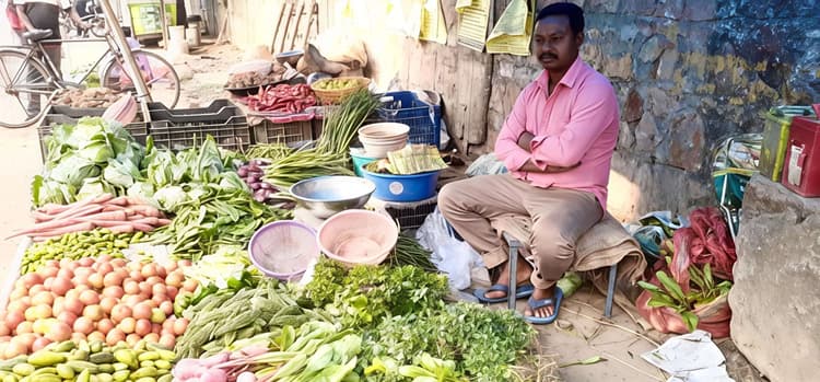 East Singhbhum News : सर्दी में भी हमारे घरों के बजट की सेहत बिगाड़ रहीं सब्जियां