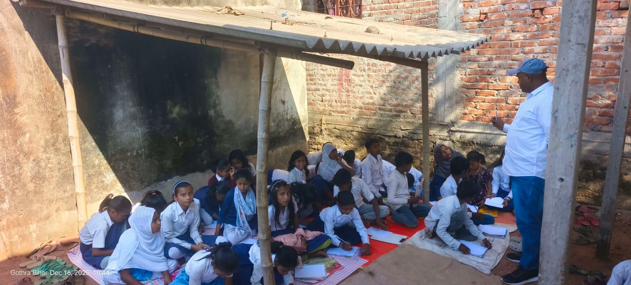 टीन शेड के नीचे हो रहा विद्यालयों का संचालन, परेशानी झेल रहे शिक्षक व नौनिहाल