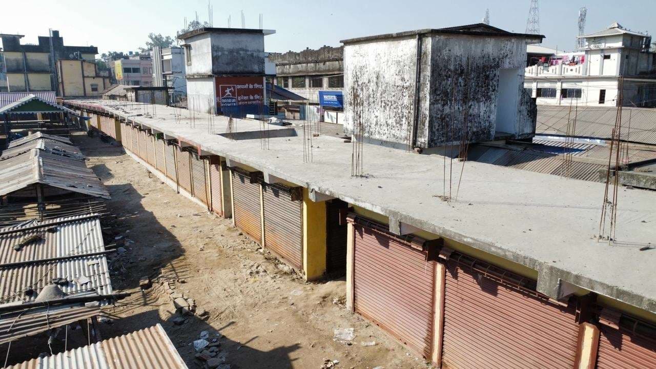 निर्माण के तीन माह बाद भी दुकान आवंटन नही होने से रोष