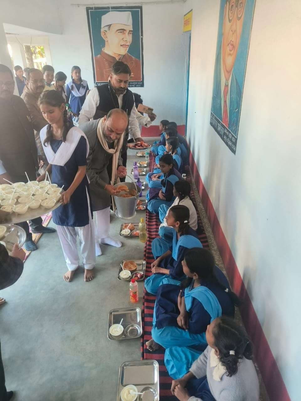 तिथि भोजन पर विधायक ने बच्चों के साथ किया भोजन