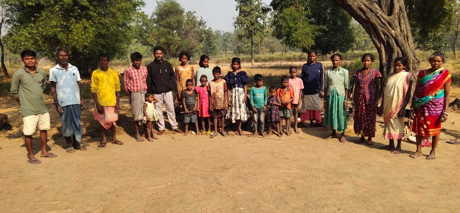 East Singhbhum News : पहाड़ व नदी से घिरे गांव में सड़क पुल नहीं, सुविधाओं से वंचित लोग