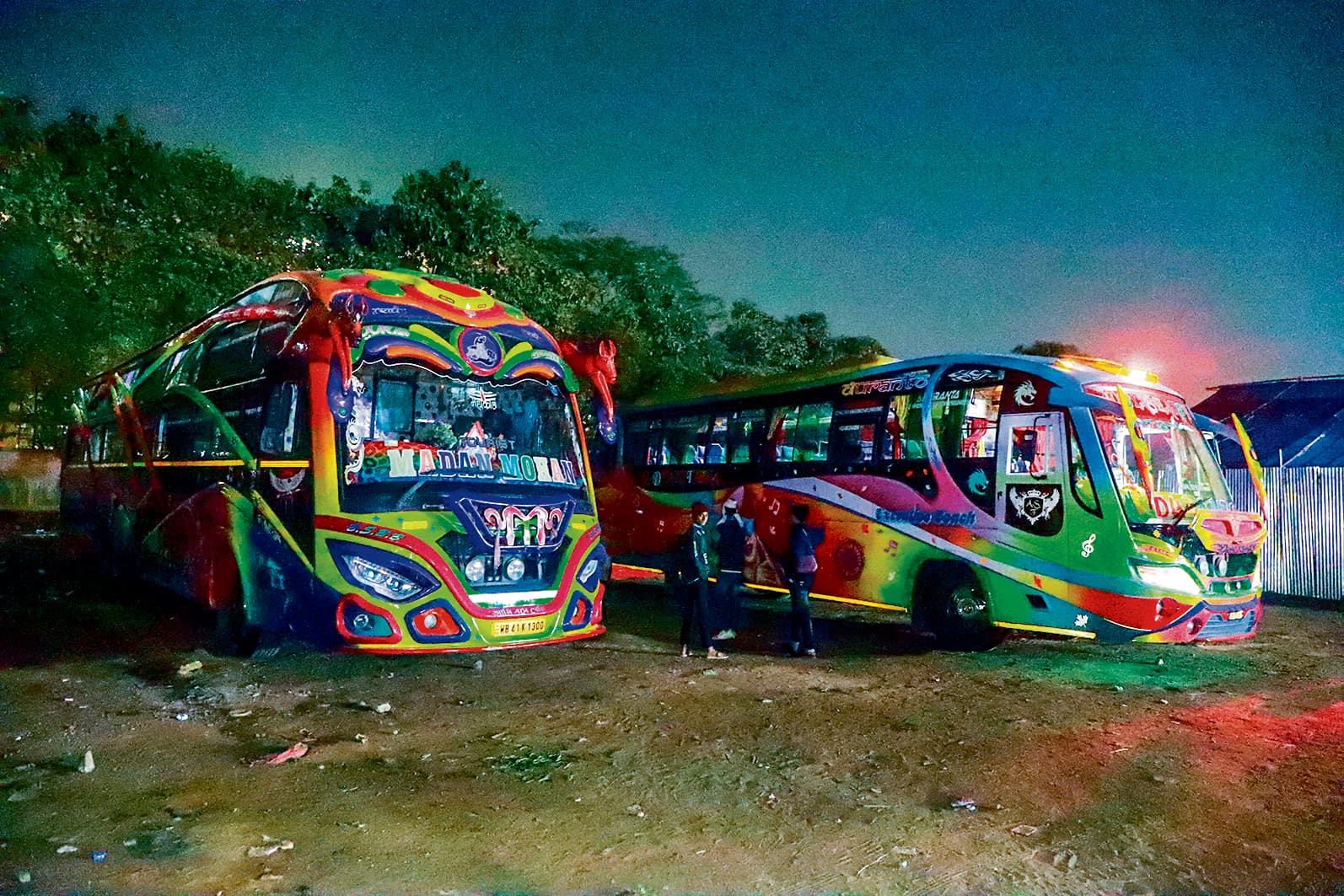 Jamshedpur News : साकची आम बागान मैदान में पार्किंग के नाम पर पर्यटक बसों से 1700 की अवैध वसूली