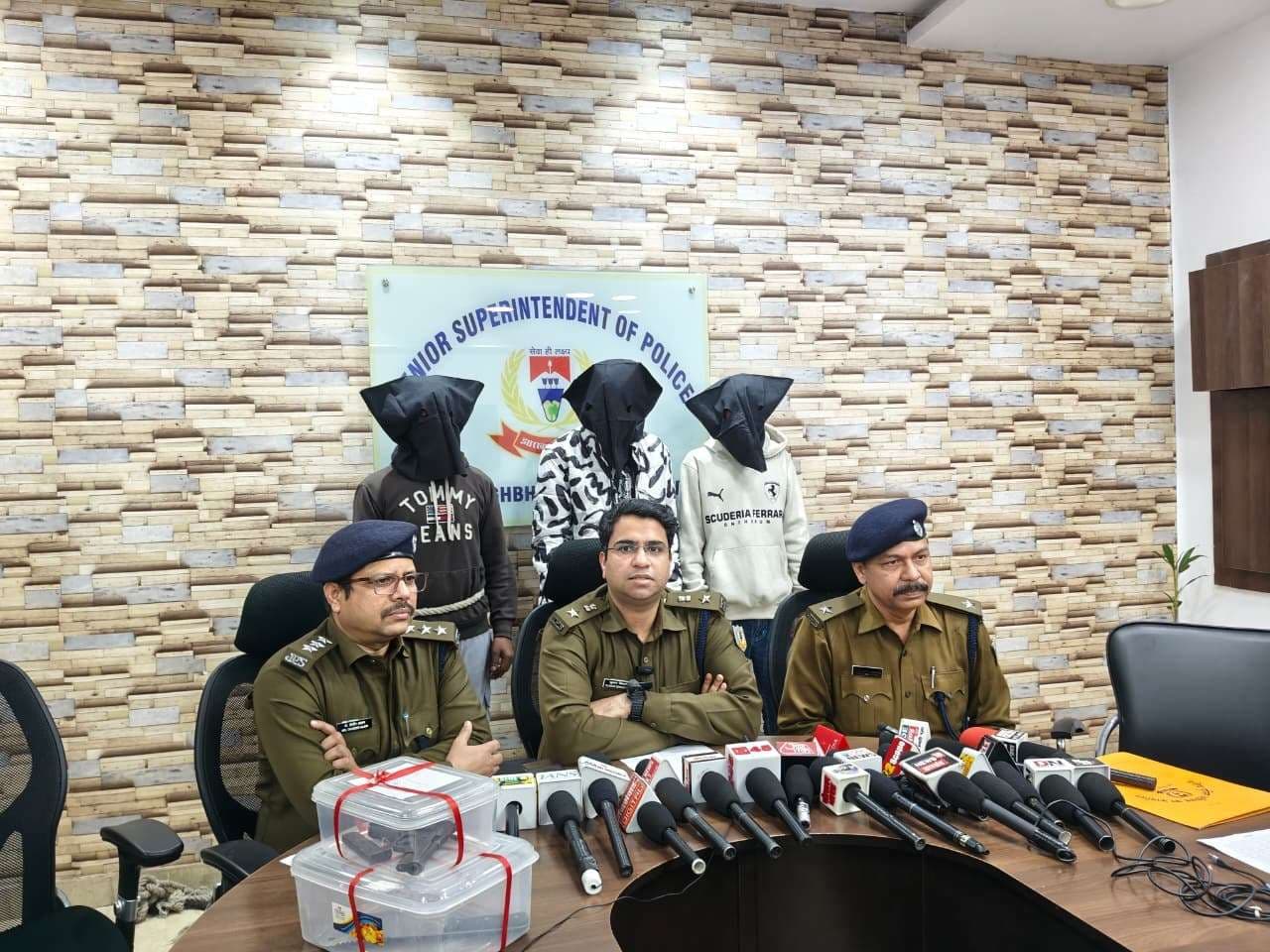 Jamshedpur News : बागबेड़ा : अपराध की योजना बनाते तीन गिरफ्तार, देसी पिस्टल और चापड़ बरामद