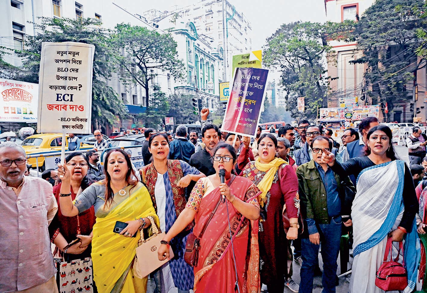 सीईओ कार्यालय के बाहर बीएलओ का प्रदर्शन