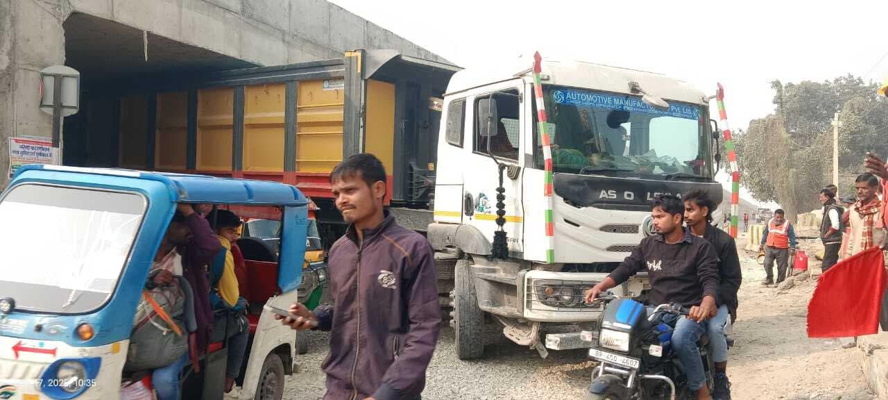 अंडरपास पुलिया में फंसा टेलर ट्रक, सर्विस सड़क पर परिचालन बाधित