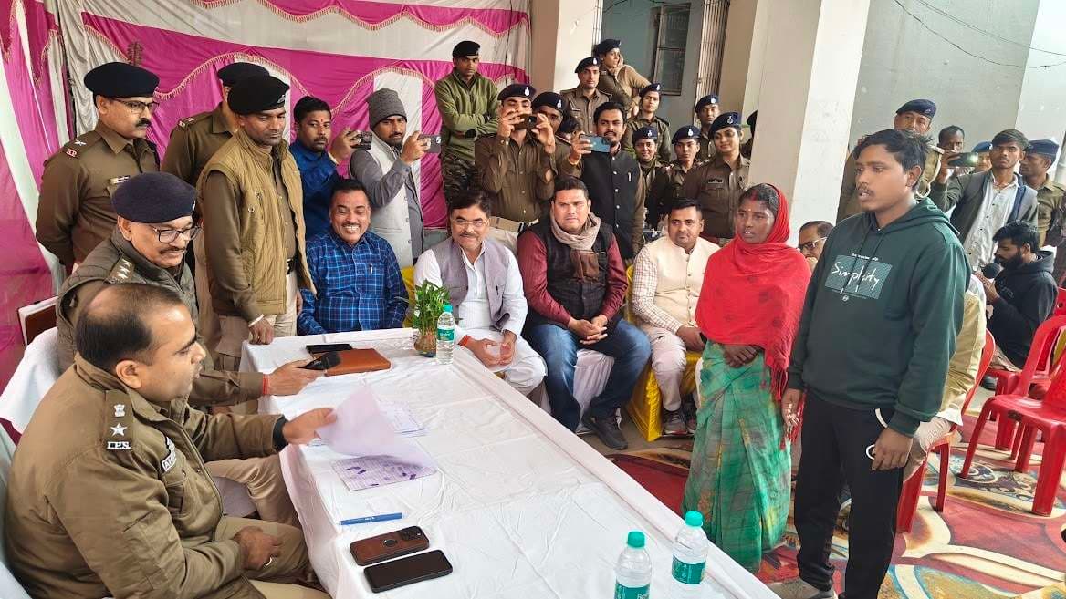 ग्राहकों से अंगूठा लगवाकर अधिक पैसा निकालने की शिकायत