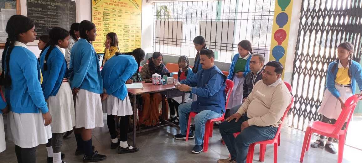 एनिमिया जांच शिविर में स्कूली छात्राओं की हुई जांच